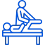 Kinésithérapeute examine un patient sur une table